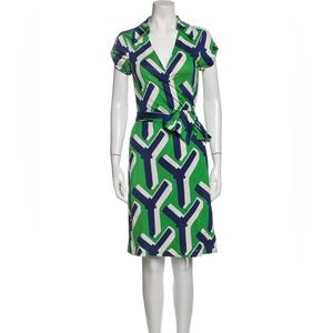 Diane von Furstenberg 100% silk abstract print wrap dress - super flattering!